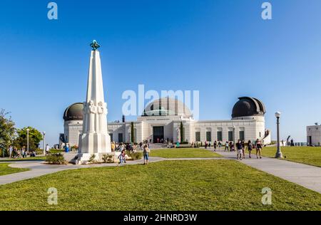 Besucher besuchen das Griffith Park Observatory in der Gegend von Los Feliz/Hollywood Stockfoto