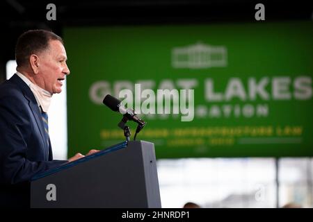 Lorain, Ohio, USA. 17th. Februar 2022. Der Bürgermeister von Lorain, JACK BRADLEY, sprach vor Präsident Joe Biden, der am 17. Februar 2021 auf den Schiffswerften in Lorain, Ohio, Bemerkungen zum parteiübergreifenden Infrastrukturgesetz hielt. (Bild: © Dominick Sokotoff/ZUMA Press Wire) Stockfoto