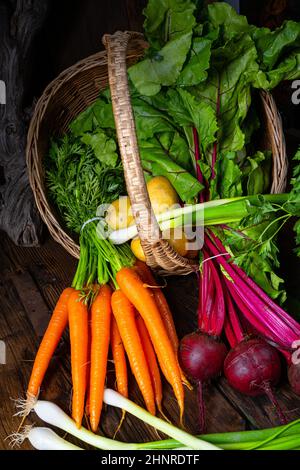 Korb mit versch. gemüse: rote beete und karotte Stockfoto