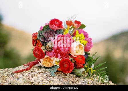 Nahaufnahme Foto eines Brautstraußes auf einem Felsen Stockfoto