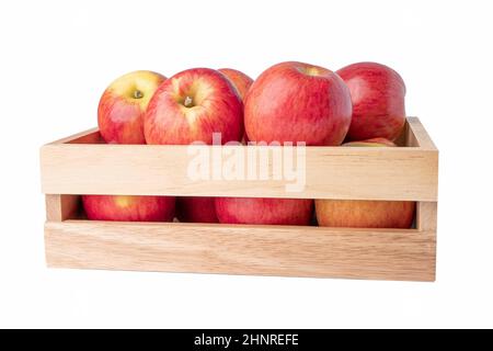 Apfelfrucht in Holzkiste isolieren auf weißem Hintergrund mit Clipping Pfad. Stockfoto