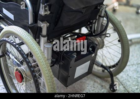 Batterie des elektrischen Rollstuhls für Patienten oder behinderte Menschen im Krankenhaus. Stockfoto