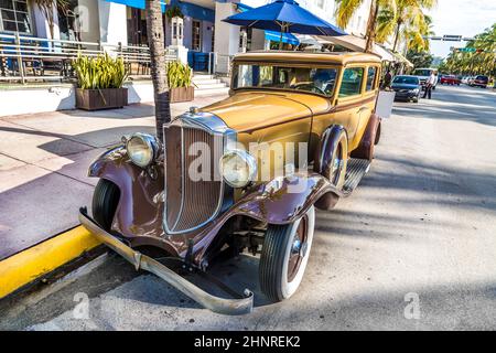 Statue von Humprey Bogart als Fahrer in einem alten Oldtimer p Stockfoto