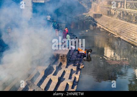 Hinduistische Feuerbestattungsrituale am Ufer des Flusses Bagmati im Pashupatinath-Tempel Stockfoto