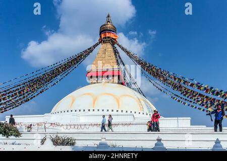 Nicht identifizierte Pilger besuchen das buddhistische religiöse Zentrum Boudhanath Stupa Stockfoto