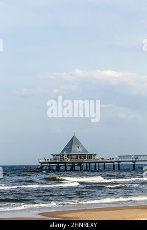 Die Menschen genießen Pier und Strand in Heringsdorf Stockfoto