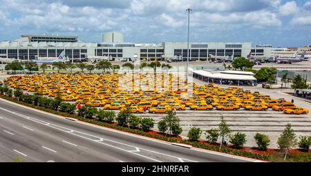 Taxis warten am Flughafen in Miami Stockfoto