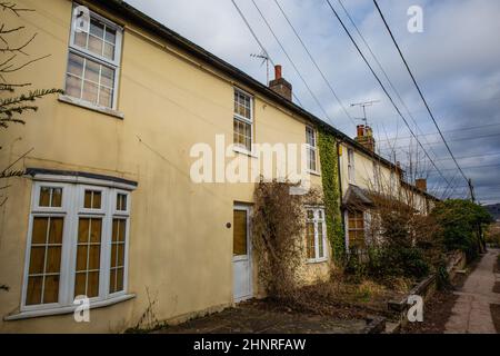 Wendover, Großbritannien. 9th. Februar 2022. Vertaufte Wohnimmobilien sind auf der Ellesborough Road abgebildet. Eine Reihe von Konzessionsgebieten an der Ellesborough Road werden im Rahmen der Vorbereitungen für die Hochgeschwindigkeitsstrecke HS2 abgerissen. Kredit: Mark Kerrison/Alamy Live Nachrichten Stockfoto