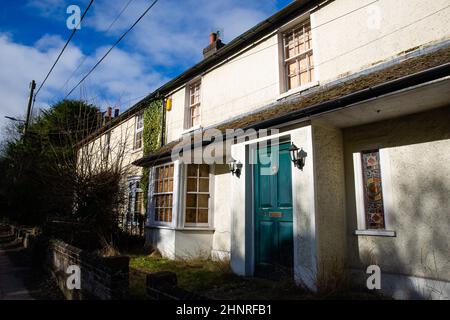 Wendover, Großbritannien. 9th. Februar 2022. Vertaufte Wohnimmobilien sind auf der Ellesborough Road abgebildet. Eine Reihe von Konzessionsgebieten an der Ellesborough Road werden im Rahmen der Vorbereitungen für die Hochgeschwindigkeitsstrecke HS2 abgerissen. Kredit: Mark Kerrison/Alamy Live Nachrichten Stockfoto