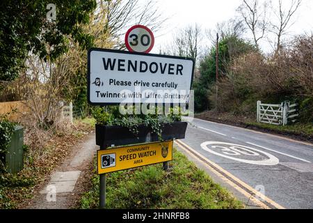 Wendover, Großbritannien. 9th. Februar 2022. Ein Wendover-Schild ist auf der Ellesborough Road abgebildet. Eine Reihe von Konzessionsgebieten an der Ellesborough Road werden im Rahmen der Vorbereitungen für die Hochgeschwindigkeitsstrecke HS2 abgerissen. Kredit: Mark Kerrison/Alamy Live Nachrichten Stockfoto