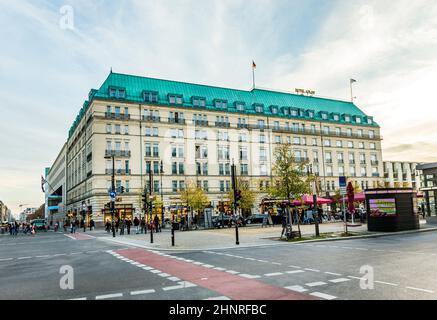 Fassade des Hotel Adlon an der berühmten Berliner Straße unter den Linde Stockfoto