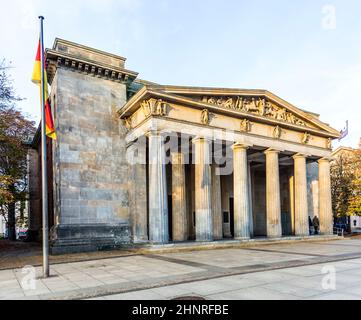 Vor dem Museum der Neuen Garde, das den Opfern des Krieges gewidmet ist Stockfoto