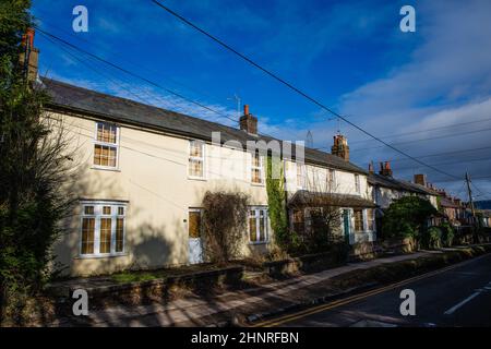 Wendover, Großbritannien. 9th. Februar 2022. Vertaufte Wohnimmobilien sind auf der Ellesborough Road abgebildet. Eine Reihe von Konzessionsgebieten an der Ellesborough Road werden im Rahmen der Vorbereitungen für die Hochgeschwindigkeitsstrecke HS2 abgerissen. Kredit: Mark Kerrison/Alamy Live Nachrichten Stockfoto