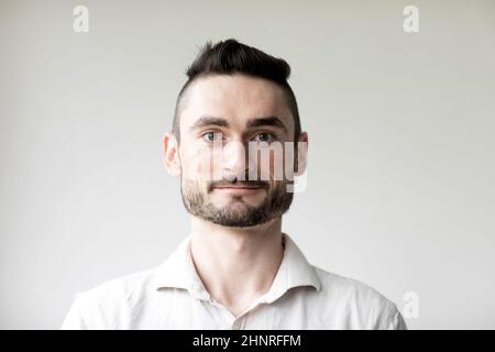 Ein junger Mann mit Laptop in einem Zimmer, das sehr zufrieden war Stockfoto