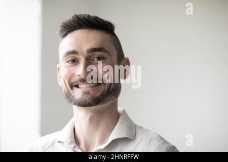 Ein junger Mann mit Laptop in einem Zimmer, das sehr zufrieden war Stockfoto