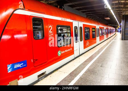 Der S-Bahn-Zug wartet am Münchner Bahnhof Karlsplatz Stockfoto