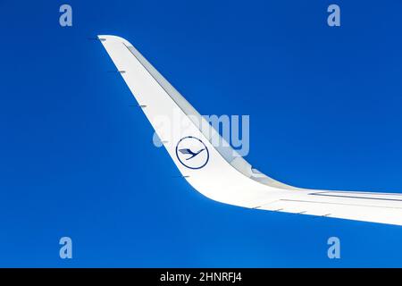 Linker Flügel der Lufthansa-Flugzeuge am blauen Himmel Stockfoto