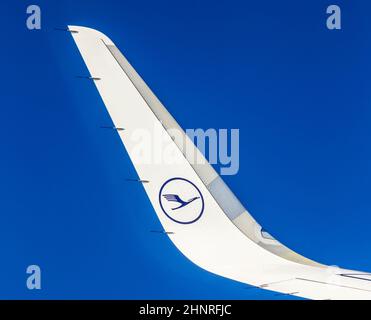 Linker Flügel der Lufthansa-Flugzeuge am blauen Himmel Stockfoto