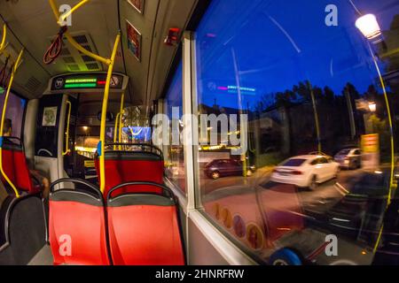 Altmodische Straßenbahn bei einer Nachtfahrt Stockfoto