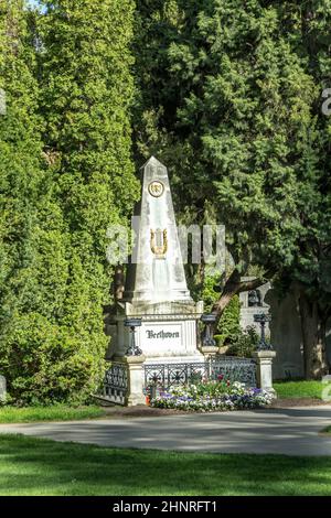 Blick auf den Wiener Zentralfriedhof und das Grab von Ludwig van Beethoven. Stockfoto