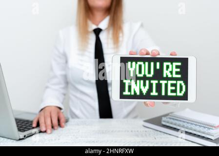 Textschild zeigt Ihnen erneut eingeladen, Wort für eine höfliche freundliche Anfrage an jemanden gehen irgendwo Praktikant Start Einer neuen Job-Post, Student präsentiert R Stockfoto