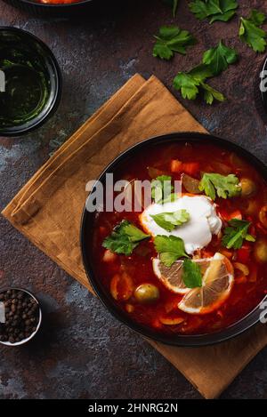 Traditionelle russische Suppe Solyanka in einer Schüssel auf dem Tisch Stockfoto