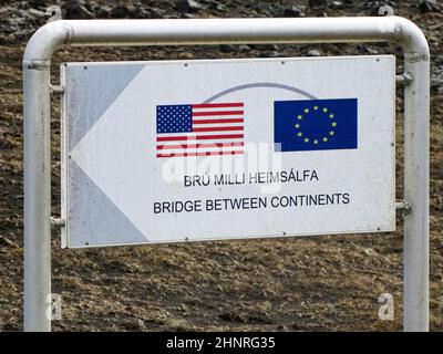 zeichen der Brücke zwischen den Kontinenten in der Álfagjá-Kluft, die zwei Kontinente auf der Halbinsel Reykjanes, Island, verbindet Stockfoto