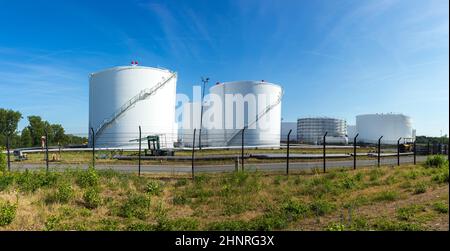 Weiße Tanks in Tanklager mit eiserner Treppe Stockfoto