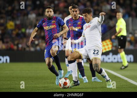 Barcelona, Spanien. 17th. Februar 2022. Barcelona, Spanien, 17th 2021. Februar: Jordi Alba (18 FC Barcelona) und Giovanni Di Lorenzo (22 Napoli) während des UEFA Europa League-Spiels zwischen Barcelona und Napoli im Camp Nou-Stadion in Barcelona, Spanien. Rafa Huerta/SPP Credit: SPP Sport Press Photo. /Alamy Live News Stockfoto