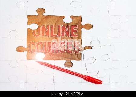 Konzeptuelle Darstellung Online-Kurse, Internet-Konzept Revolutionierung formaler Bildung Lernen durch das Internet Aufbau einer unvollendeten weißen Jigsaw Pat Stockfoto