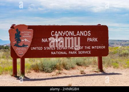 Beschilderung zum Canyonlands National Park unter blauem Himmel Stockfoto