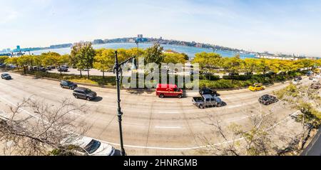 Blick auf die Straße 12th Avenue und den Hudson River in der Nachbarschaft Midtown in New York Stockfoto