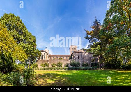 Die Menschen besuchen das Sanctuary im Cloisters Museum in New York Stockfoto