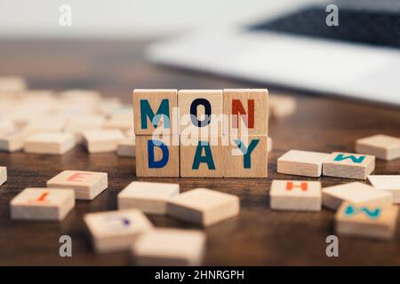 Montagswort auf Holzwürfel auf der Tischplatte des Computertisches geschrieben. Hochwertige Fotos Stockfoto