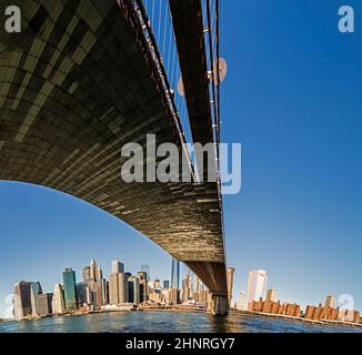 Skyline von manhattan von der Brooklyn-Seite aus gesehen Stockfoto