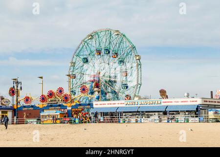 Die Leute besuchen die berühmte alte Promenade auf Coney Island, der Vergnügungsstrandzone von New York Stockfoto