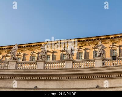 Blick auf die Statuen der Heiligen Apostel auf der Spitze des Petersdoms Stockfoto