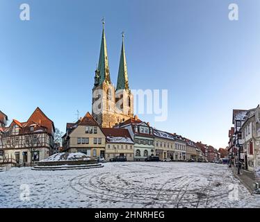 St. Nicolai Kirche und alte Fachwerkhäuser in Quedlinburg Stockfoto