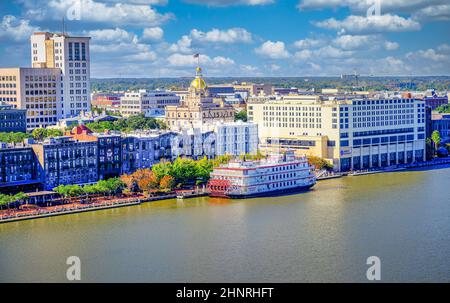 Georgia Queen und Savannah City Hall Stockfoto