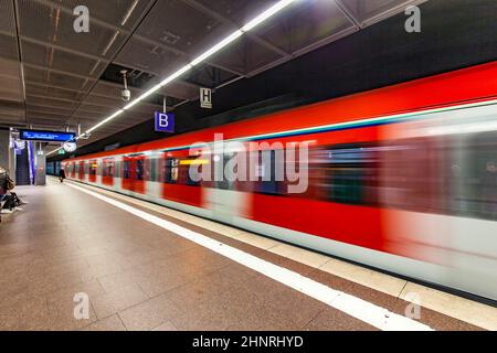 U-Bahn mit Leuten an der Station Taunusanlage Stockfoto