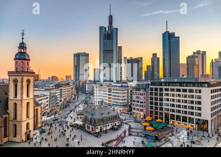 Blick auf die Skyline von Frankfurt bei Sonnenuntergang Stockfoto