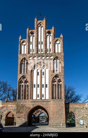 Das Neue Tor in der Stadtmauer von Neubrandenburg in der ehemaligen DDR Stockfoto