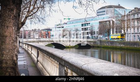 Blick auf die Ufer des Liffey in Dublin, Irland Stockfoto