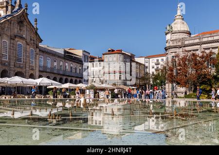 Straßenatmosphäre und architektonische Details in Republic Square , Braga, Portugal Stockfoto