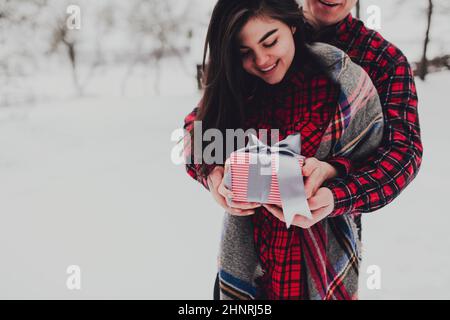 Freund gibt eine Geschenkbox Geschenk mit Band aufgrund der heiligen Valentinstag Stockfoto