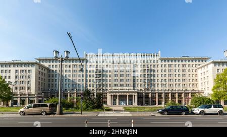 Fassaden der alten sozialistischen DDR Ära Wohnblocks auf Karl-Marx-Allee im ehemaligen Ost-Berlin-Deutschland Stockfoto