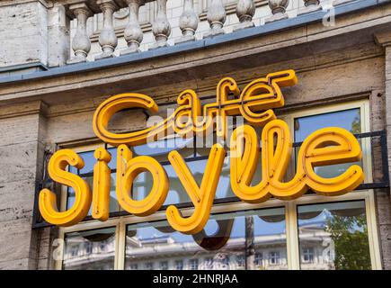 Neonschild am Café Sybille. Stockfoto