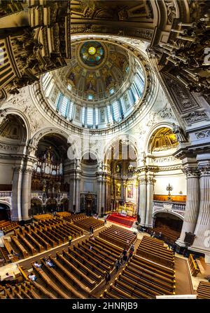 Der Berliner Dom wird von innen besucht Stockfoto