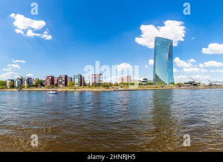 Skyline mit Flusshauptquartier und neuem Hauptsitz der Europäischen Zentralbank Stockfoto