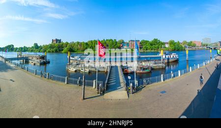 Schiffe und Promenade an der Weser in Bremen Stockfoto